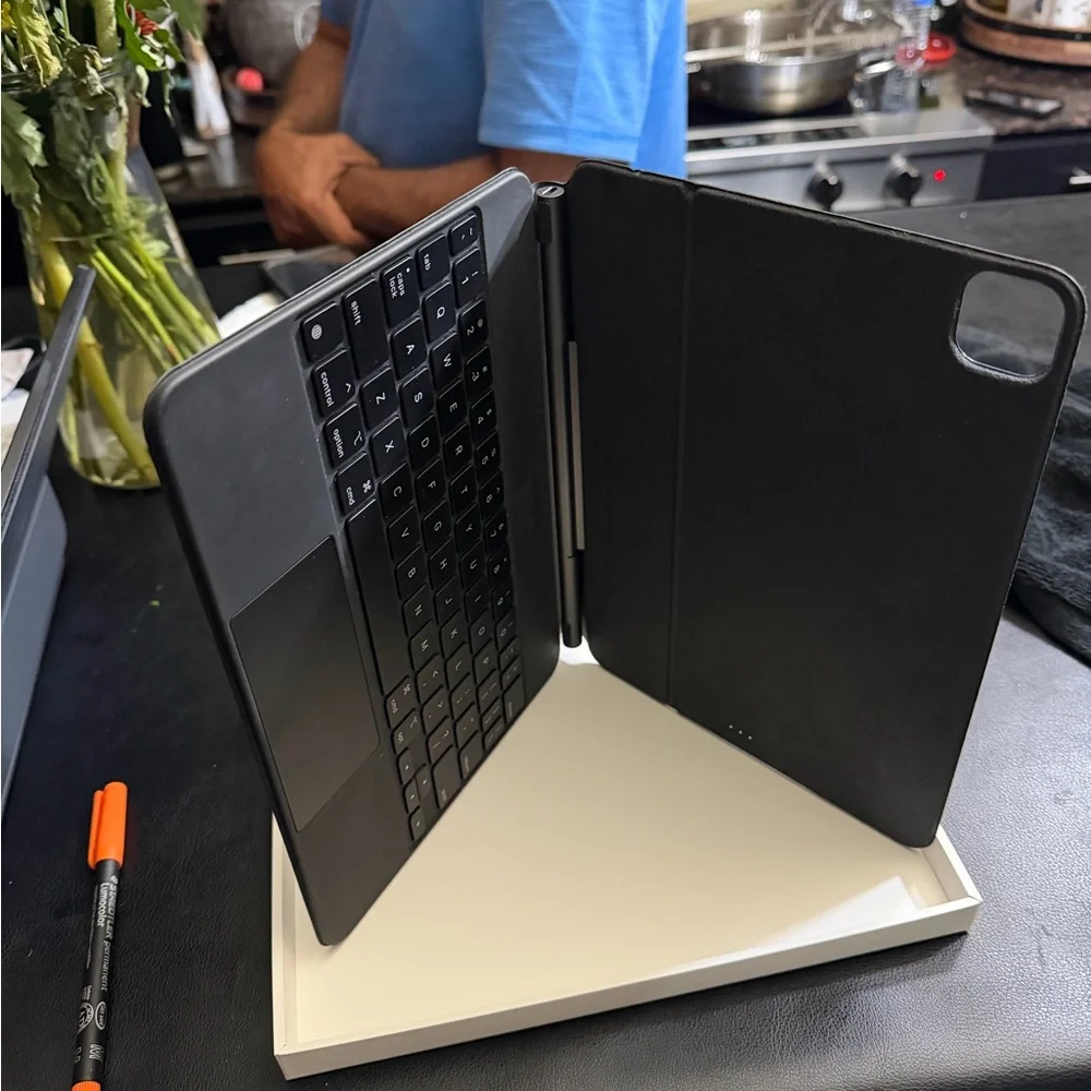 Apple iPad Magic Keyboard in Black
